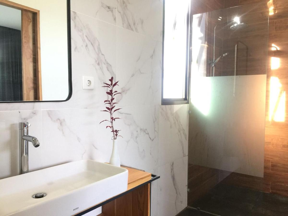 Le Chien Rouge Hotell Lovina Exteriör bild