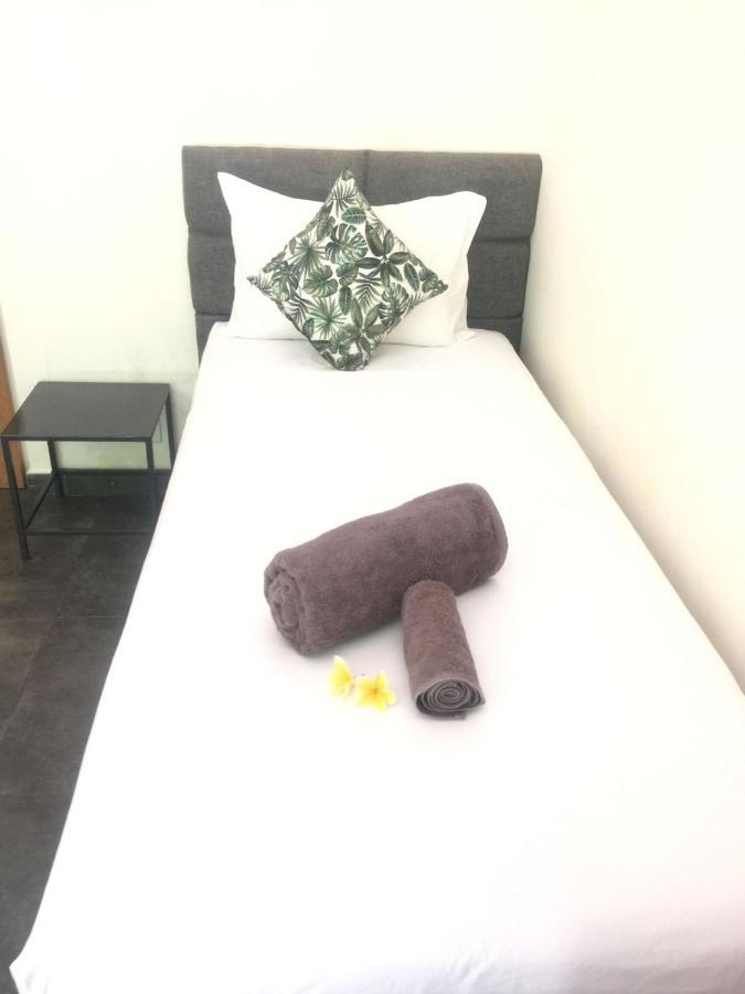 Le Chien Rouge Hotell Lovina Exteriör bild